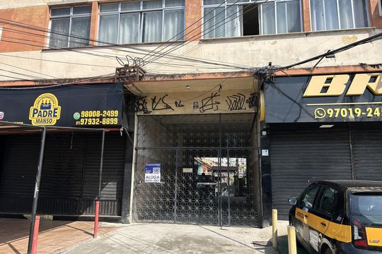 Fachada + placa de apartamento para alugar com 2 quartos, 49m² em Madureira, Rio de Janeiro