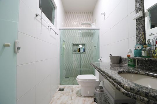 Banheiro do Quarto 2 de casa para alugar com 2 quartos, 157m² em Jardim das Palmeiras, Uberlândia