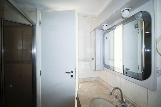 Banheiro de apartamento para alugar com 3 quartos, 64m² em City América, São Paulo