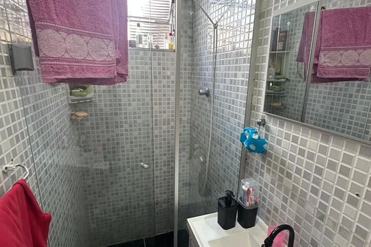Banheiro da Suíte de casa para alugar com 2 quartos, 120m² em Catiapoã, São Vicente