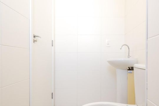 Banheiro de apartamento à venda com 1 quarto, 28m² em Jardim Caravelas, São Paulo