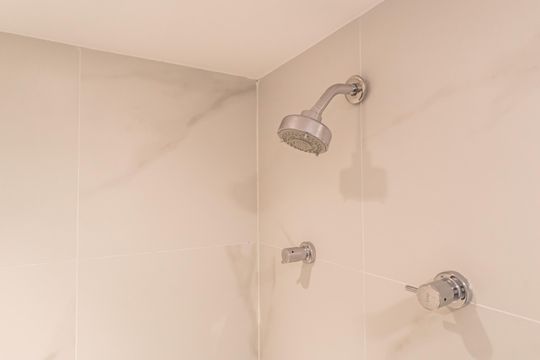 Banheiro de kitnet/studio para alugar com 1 quarto, 27m² em Indianópolis, São Paulo