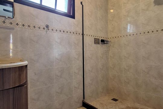 Banheiro de casa para alugar com 2 quartos, 100m² em Santa Rosa, Niterói