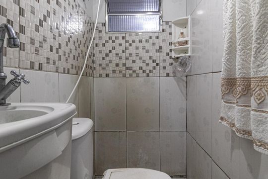 Banheiro de casa para alugar com 2 quartos, 80m² em Conjunto Habitacional Santa Etelvina Ii, São Paulo