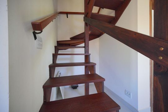 Escada de Acesso ao 2° Piso de casa para alugar com 3 quartos, 130m² em Campeche, Florianópolis