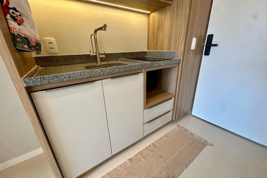 Cozinha de kitnet/studio para alugar com 1 quarto, 24m² em Jardim das Acacias, São Paulo