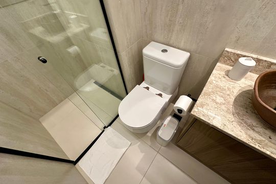Banheiro de kitnet/studio para alugar com 1 quarto, 24m² em Jardim das Acacias, São Paulo