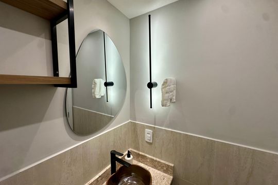 Banheiro de kitnet/studio para alugar com 1 quarto, 24m² em Jardim das Acacias, São Paulo