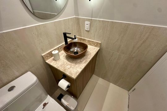Banheiro de kitnet/studio para alugar com 1 quarto, 24m² em Jardim das Acacias, São Paulo