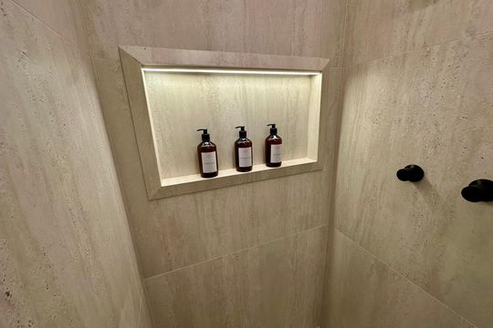 Banheiro de kitnet/studio para alugar com 1 quarto, 24m² em Jardim das Acacias, São Paulo