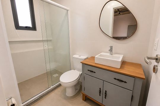 Banheiro de kitnet/studio para alugar com 1 quarto, 37m² em Pantanal, Florianópolis