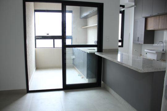 Sala e Varanda Gourmet ao fundo de apartamento à venda com 2 quartos, 59m² em Estoril, Belo Horizonte