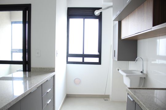 Cozinha e Área de Serviço ao fundo de apartamento à venda com 2 quartos, 59m² em Estoril, Belo Horizonte
