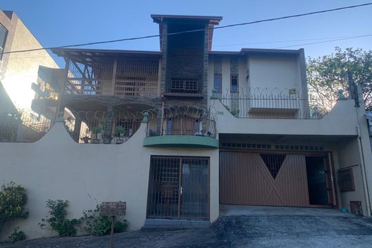 Fachada de casa à venda com 4 quartos, 550m² em Cristo Rei, São Leopoldo