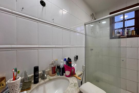 Banheiro Social de casa de condomínio à venda com 3 quartos, 200m² em Vargem Grande, Rio de Janeiro