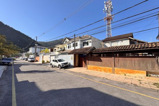 Fachada de casa de condomínio à venda com 3 quartos, 200m² em Vargem Grande, Rio de Janeiro