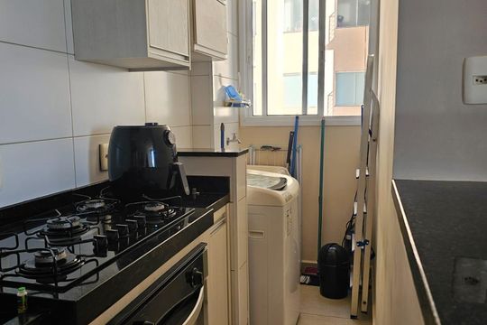 Cozinha de apartamento para alugar com 2 quartos, 52m² em Aclimação, Uberlândia