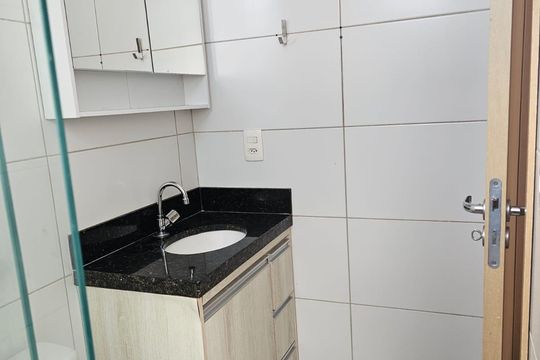 Banheiro de apartamento para alugar com 2 quartos, 52m² em Aclimação, Uberlândia