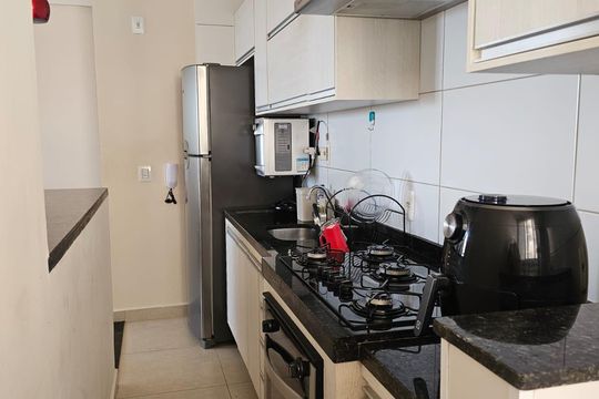 Cozinha de apartamento para alugar com 2 quartos, 52m² em Aclimação, Uberlândia