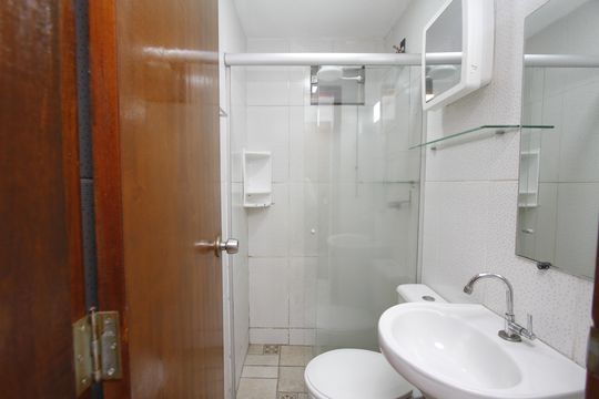Banheiro de kitnet/studio para alugar com 1 quarto, 30m² em João Pinheiro, Belo Horizonte
