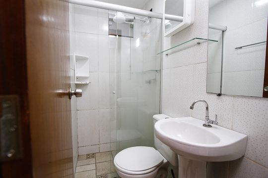 Banheiro de kitnet/studio para alugar com 1 quarto, 30m² em João Pinheiro, Belo Horizonte