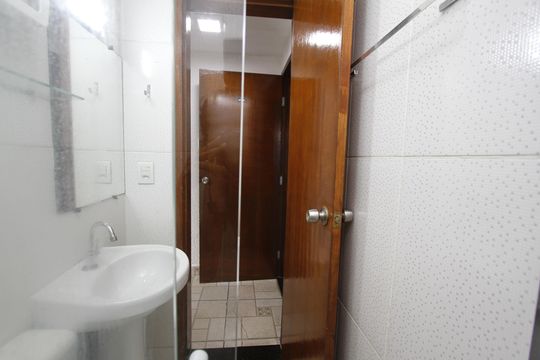 Banheiro de kitnet/studio para alugar com 1 quarto, 30m² em João Pinheiro, Belo Horizonte