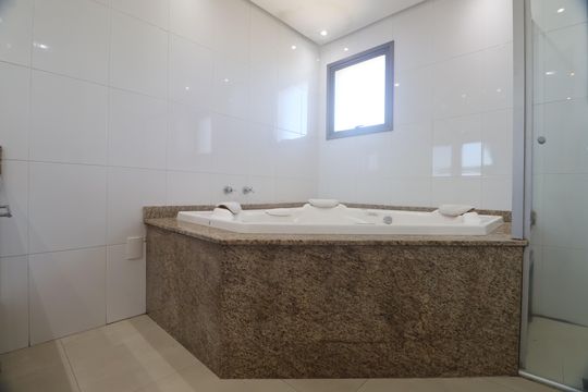 Banheiro suíte  de apartamento à venda com 4 quartos, 304m² em Centro, Canoas