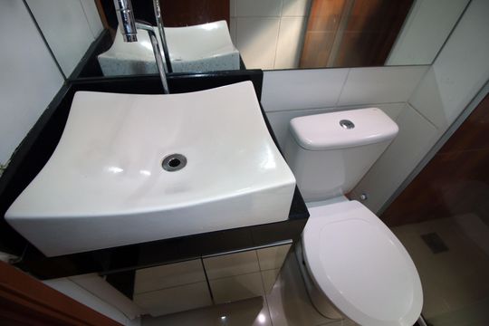 Banheiro de apartamento para alugar com 2 quartos, 50m² em Parada de Lucas, Rio de Janeiro