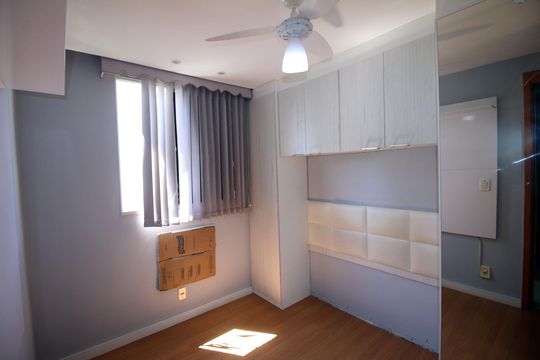Quarto 1 de apartamento para alugar com 2 quartos, 50m² em Parada de Lucas, Rio de Janeiro