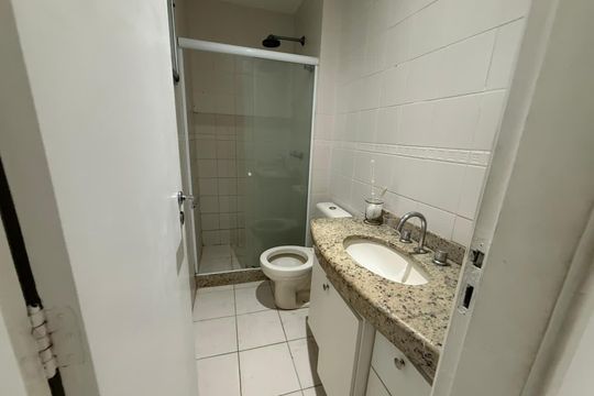 Banheiro de apartamento à venda com 2 quartos, 66m² em Barra Olímpica, Rio de Janeiro
