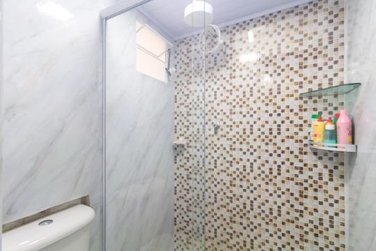 Banheiro de apartamento à venda com 2 quartos, 56m² em Conjunto Residencial José Bonifácio, São Paulo