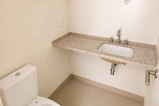Banheiro de apartamento à venda com 2 quartos, 63m² em Gávea, Rio de Janeiro