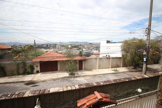 Vista de casa à venda com 3 quartos, 370m² em Santa Maria, Belo Horizonte