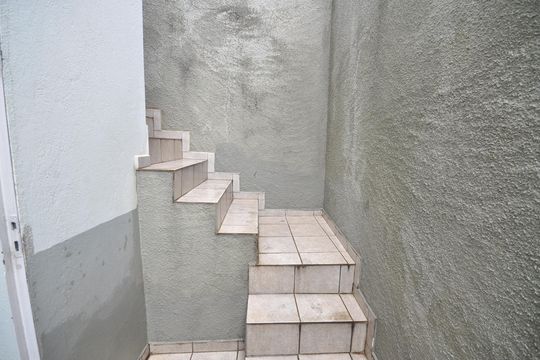 Escada de acesso à área de serviços de casa à venda com 3 quartos, 165m² em Jardim Virginia Bianca, São Paulo