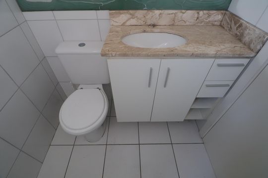Banheiro de apartamento para alugar com 2 quartos, 48m² em Fátima, Canoas