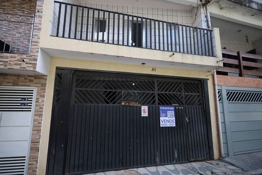 Fachada de casa à venda com 3 quartos, 120m² em Rochdale, Osasco