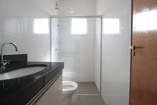Banheiro do Quarto 1 e Social de apartamento para alugar com 2 quartos, 56m² em Santa Mônica, Uberlândia
