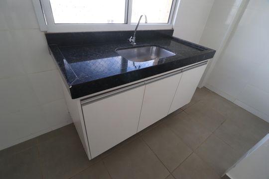 Cozinha de apartamento para alugar com 2 quartos, 56m² em Santa Mônica, Uberlândia