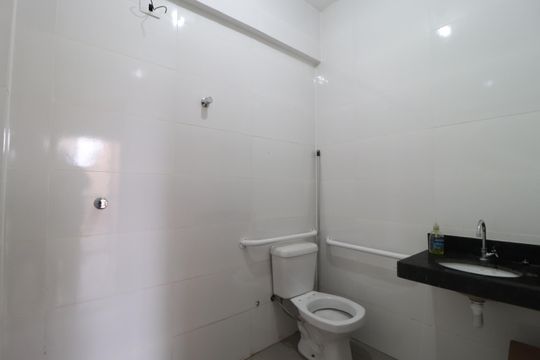 Área comum - Banheiro de apartamento para alugar com 2 quartos, 56m² em Santa Mônica, Uberlândia