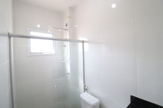 Banheiro do Quarto 2 de apartamento para alugar com 2 quartos, 56m² em Santa Mônica, Uberlândia