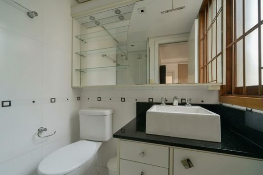 Banheiro 1 de apartamento para alugar com 2 quartos, 82m² em Jardim Botânico, Porto Alegre
