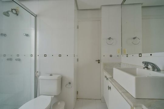 Banheiro 2 de apartamento para alugar com 2 quartos, 82m² em Jardim Botânico, Porto Alegre