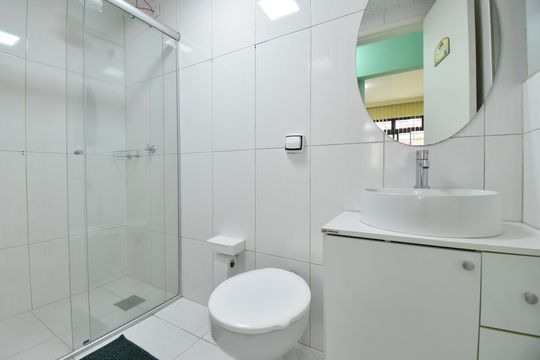 Banheiro de apartamento para alugar com 2 quartos, 51m² em Boa Vista, Curitiba