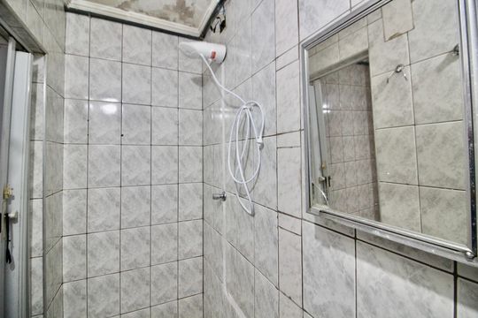 Banheiro de casa para alugar com 2 quartos, 100m² em Parque Boturussu, São Paulo