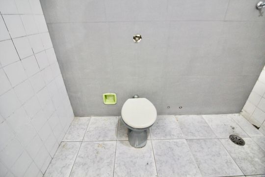 Banheiro da suíte de casa para alugar com 2 quartos, 100m² em Parque Boturussu, São Paulo