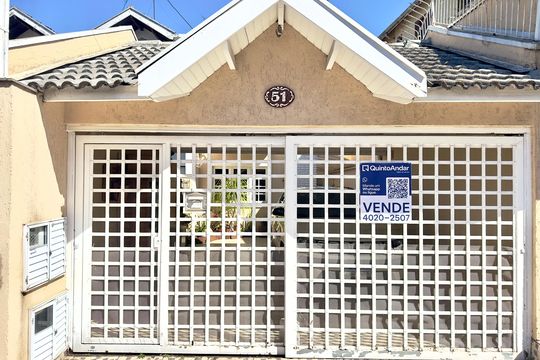 Placa instalada na fachada do imóvel de casa à venda com 3 quartos, 180m² em Vila Pedro Moreira, Guarulhos