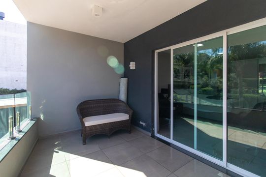 Varanda de casa de condomínio para alugar com 3 quartos, 360m² em Hípica, Porto Alegre