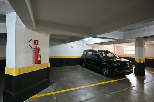 Vagas de Garagem de apartamento para alugar com 3 quartos, 163m² em Vila Suzana, São Paulo