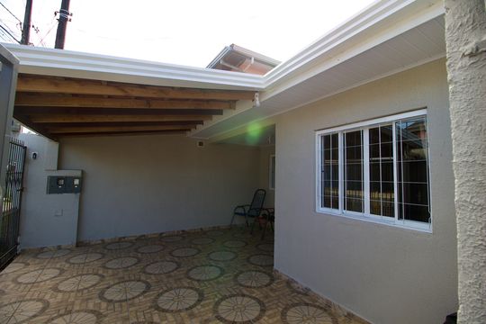 Quintal de casa à venda com 3 quartos, 180m² em Uberaba, Curitiba