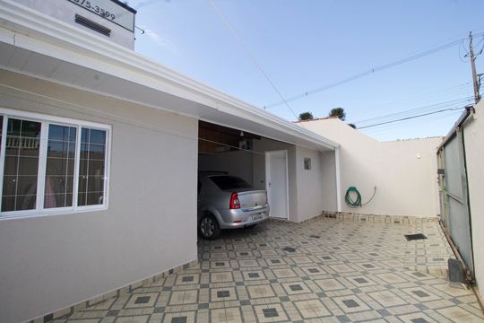 Garagem de casa à venda com 3 quartos, 180m² em Uberaba, Curitiba